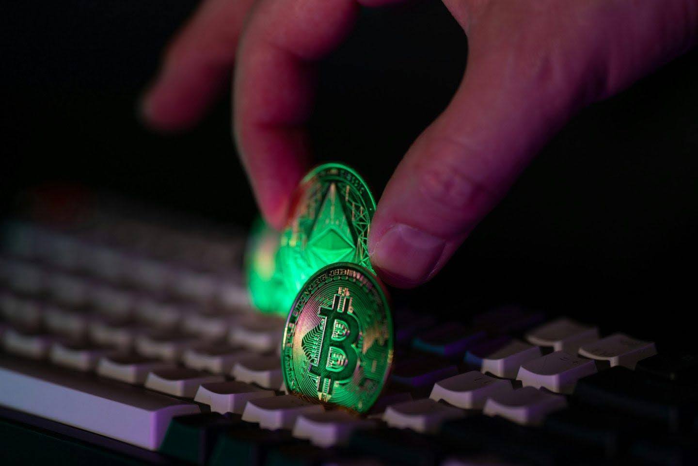 chorus-one-oracle-breach-triggers-dao-emergency-vote-as-2b-crypto-hacks-soar-in-2025