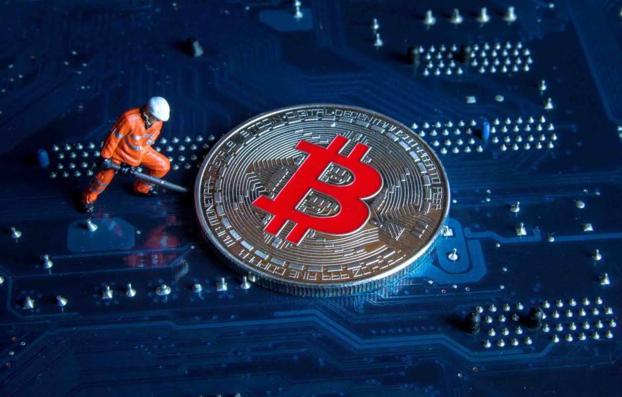 chinas-bitcoin-mining-giants-quietly-shift-production-to-u-s-amid-tariffs-and-security-heat